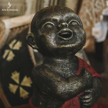 escultura monge hotei decorativa decor decoracao sorrindo sentado manto vermelho home decor garden zen buda budismo buddha bali balines indonesia artesanato handmade fibrocimento