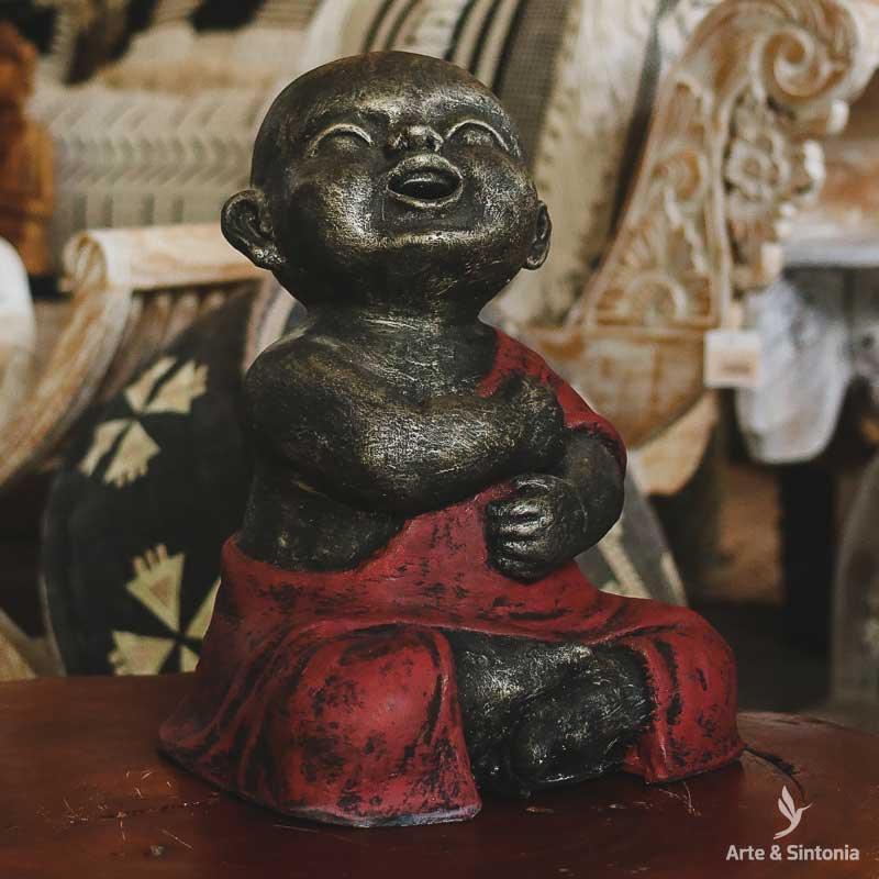 escultura monge hotei decorativa decor decoracao sorrindo sentado manto vermelho home decor garden zen buda budismo buddha bali balines indonesia artesanato handmade fibrocimento