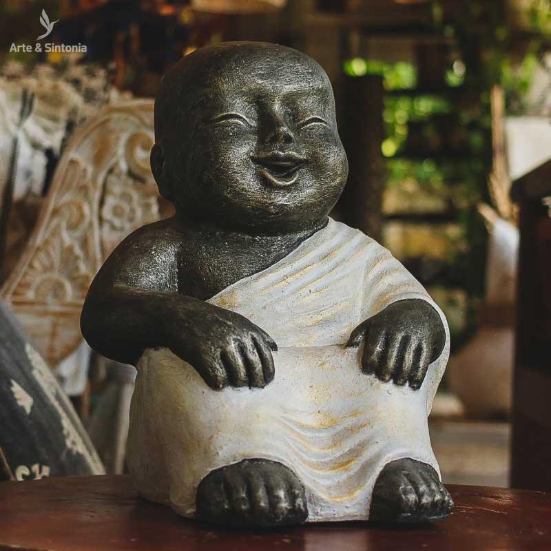 escultura decorativa decor decoração zen garden jardim home casa lar buda buddha budismo budista bali artesanato balines artesanal indonesia sorrindo smile smiling manto branco 