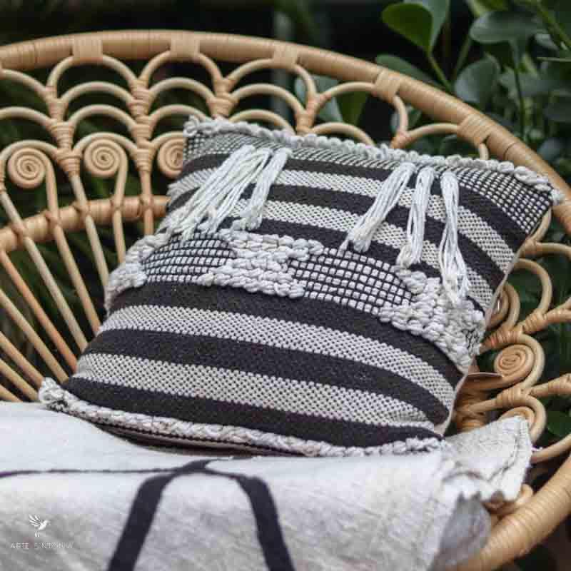 almoada boho azul bege macrame pompom sala chic decoration objetos decorativos casa artesintonia almofadas balinesas bungalow 3