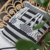 almoada boho azul bege macrame pompom sala chic decoration objetos decorativos casa artesintonia almofadas balinesas bungalow 2