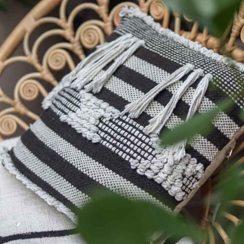 almoada boho azul bege macrame pompom sala chic decoration objetos decorativos casa artesintonia almofadas balinesas bungalow 2
