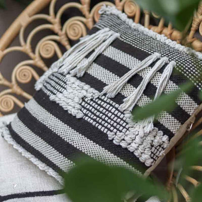 almoada boho azul bege macrame pompom sala chic decoration objetos decorativos casa artesintonia almofadas balinesas bungalow 2