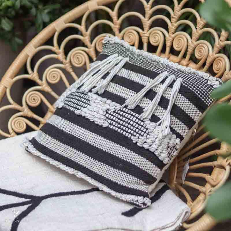 almoada boho azul bege macrame pompom sala chic decoration objetos decorativos casa artesintonia almofadas balinesas bungalow 1