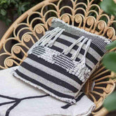 almoada boho azul bege macrame pompom sala chic decoration objetos decorativos casa artesintonia almofadas balinesas bungalow 1