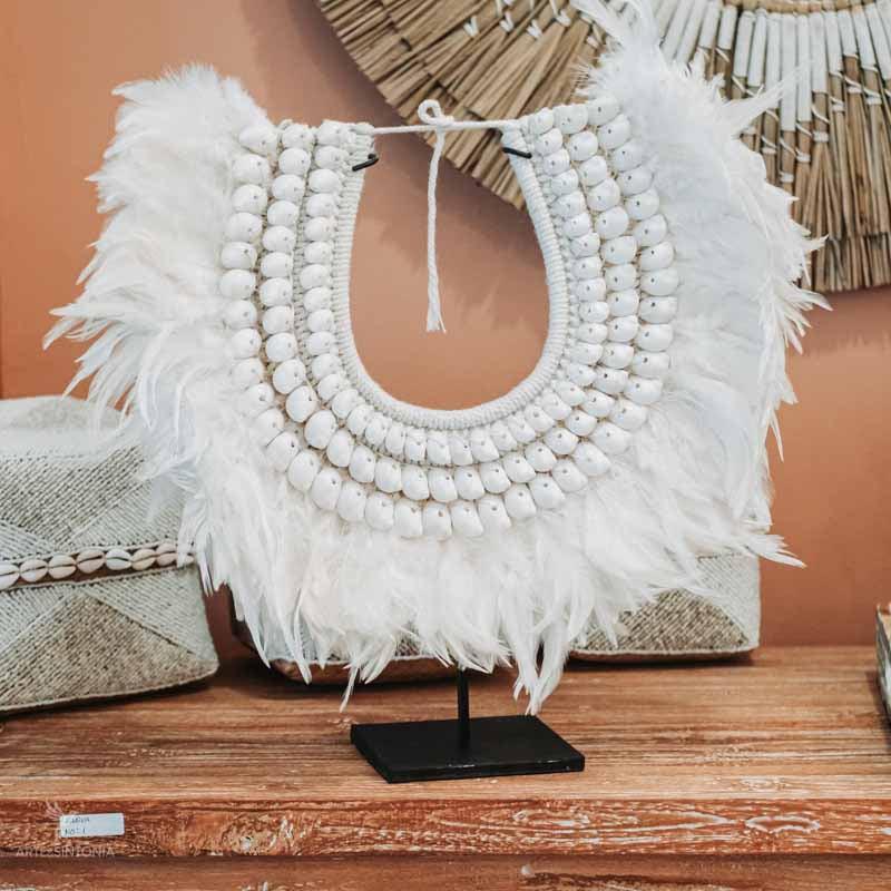 colar decorativo decor decoration branco white plumas penas conchas búzios bali arte art artesãos artesanato balines balineses indonesia home house zen boho