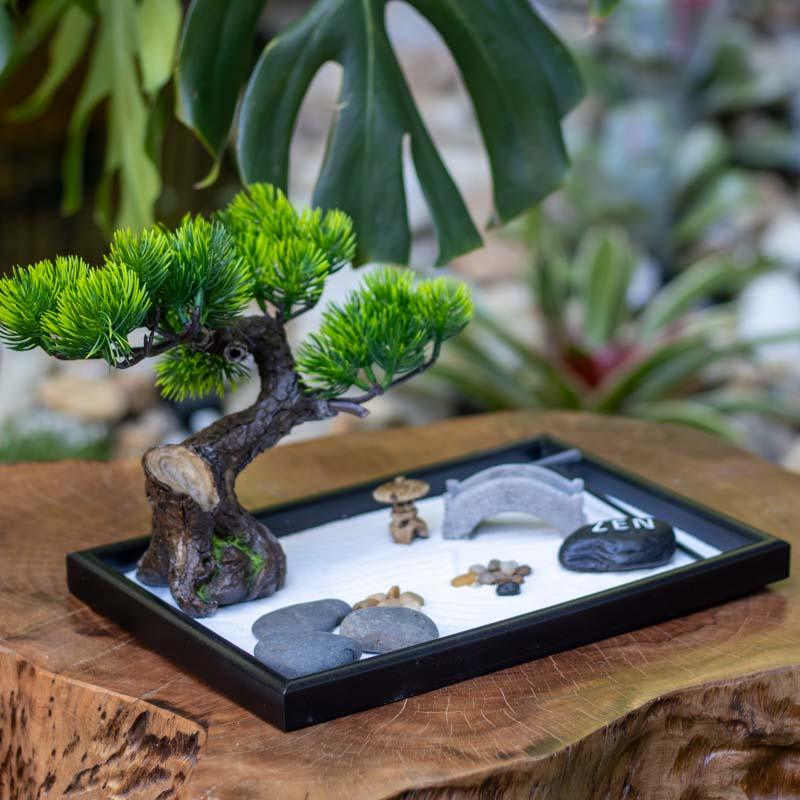 Crie uma atmosfera de calma e equilíbrio em seu espaço. Compre o Enfeite Jardim Japonês Zen agora mesmo e transforme sua casa.