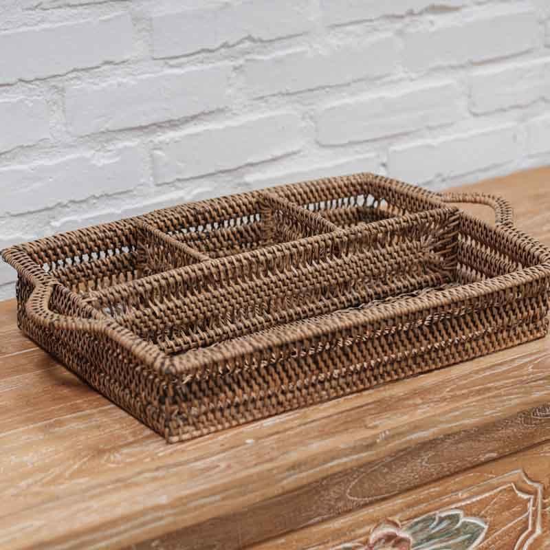 Bandeja em rattan artesanal com divisórias feita à mão em Bali.