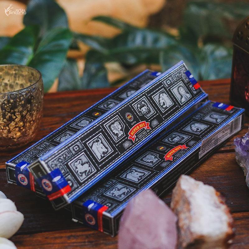 Incenso natural Satya Super Hit artesanal com aroma floral e adocicado.