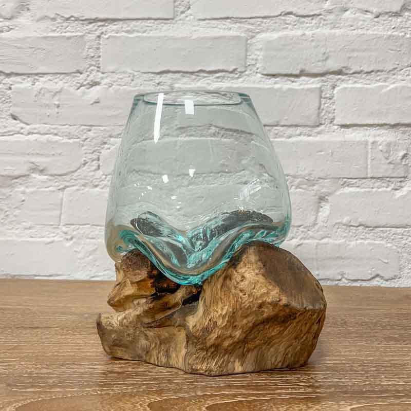 Vaso de vidro soprado transparente em base de madeira natural para decoração de interiores.